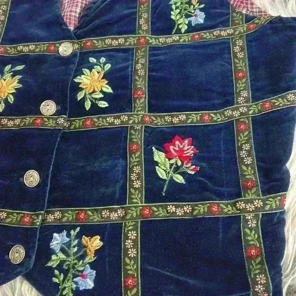 VINTAGE Studio Collection Navy Velvet Embroidery &
Floral Detail Button Vest, PM - Picture 5 of 9